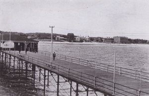Old Orchard Beach, Maine: Widok z molo nad oceanem (zdjęcie czarno-białe) autorstwa American Photographer (after)