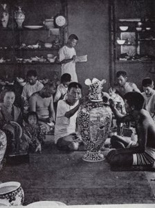 Dekoratorzy porcelany przy pracy, w znanym Kinkosan Works w Awata, Kioto (zdjęcie czarno-białe) autorstwa American Photographer (after)