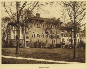 Uniwersytet Princeton: McCormick Hall (zdjęcie czarno-białe) autorstwa American Photographer (after)