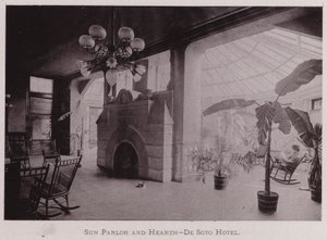 Słoneczny Salon i Palenisko, Hotel De Soto (zdjęcie czarno-białe) autorstwa American Photographer (after)