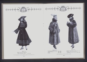 Dwustronicowa rozkładówka z Teatru Mody Futrzanej (zdjęcie czarno-białe) autorstwa American Photographer (after)