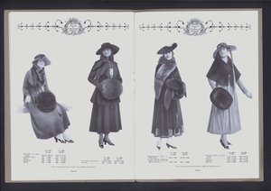 Dwustronicowa rozkładówka z Teatru Mody Futrzanej (zdjęcie czarno-białe) autorstwa American Photographer (after)