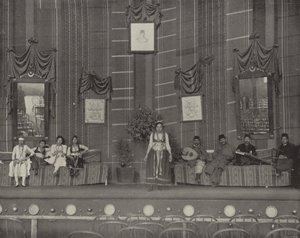 Taniec na ulicy Kairskiej Teatru autorstwa American Photographer