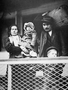 Włoska rodzina migrantów na promie z Ellis Island do Nowego Jorku autorstwa American Photographer