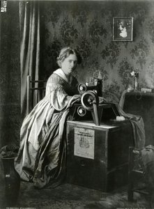 Reklama patentowych maszyn do szycia Singers, 1899 autorstwa American Photographer