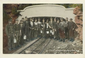 Amerykańskie górnictwo węglowe: Szczęśliwi górnicy wracają z pracy (zdjęcie kolorowe) autorstwa American Photographer