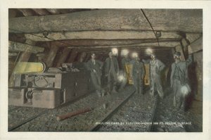 Amerykańskie górnictwo węglowe: Ciągnięcie wagonów silnikiem elektrycznym 1000 stóp pod powierzchnią (zdjęcie kolorowe) autorstwa American Photographer