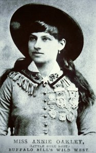 Annie Oakley (1860-1926) (zdjęcie czarno-białe) autorstwa American Photographer