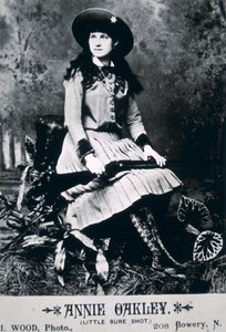 Annie Oakley (1860-1926) (zdjęcie czarno-białe) autorstwa American Photographer