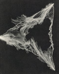Sztuczna błyskawica wyprodukowana w laboratorium (zdjęcie czarno-białe) autorstwa American Photographer