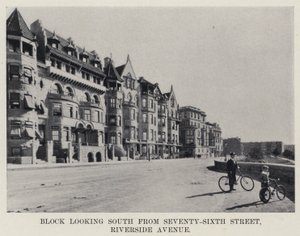 Blok patrząc na południe od Seventy-Sixth Street, Riverside Avenue (zdjęcie czarno-białe) autorstwa American Photographer