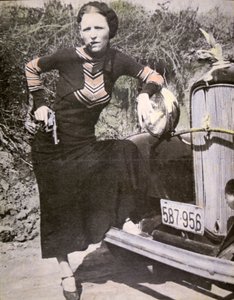 Bonnie Parker pozuje „twardo” z pistoletem i cygarem, ok. 1934 (zdjęcie czarno-białe)