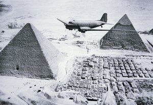 C-47 przelatujący nad egipskimi piramidami autorstwa American Photographer