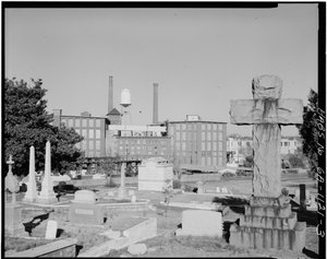 Dzielnica Cabbagetown (widoki ogólne), Boulevard, Pearl Street, Memorial Drive i tory kolejowe, Atlanta, Fulton County, GA (zdjęcie czarno-białe) autorstwa American Photographer