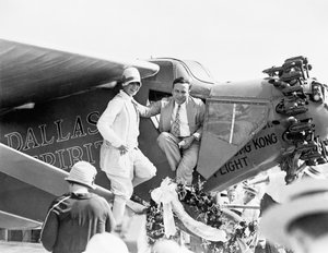 Kapitan i pani P Erwin podczas odsłonięcia Dallas Spirit w Love Field, 6 sierpnia 1927 autorstwa American Photographer