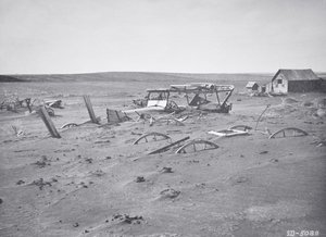 Maszyny samochodowe i rolnicze zasypane kurzem i piaskiem, Dallas, Południowa Dakota autorstwa American Photographer