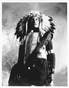 Eddie Plenty Holes, Indianin Sioux, ok. 1900 r. (czarno-białe zdjęcie) autorstwa American Photographer