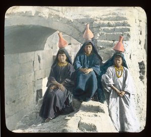 Egipt - Arabskie dziewczyny niosące wodę (zjeżdżalnia z latarnią) autorstwa American Photographer