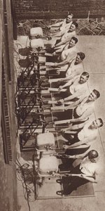 Wibratory elektryczne do utrzymywania kondycji i odchudzania (zdjęcie czarno-białe) autorstwa American Photographer