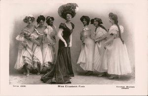 Elizabeth Firth, amerykańska piosenkarka i aktorka (zdjęcie czarno-białe) autorstwa American Photographer