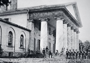 Oddziały federalne okupujące rezydencję Roberta E. Lee, Arlington House (zdjęcie czarno-białe) autorstwa American Photographer