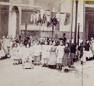 Towarzystwo Opiekunów Kobiet, Dom dla Bezprzyjaciół, 29th Street, Nowy Jork, 4 lipca 1864 r. autorstwa American Photographer