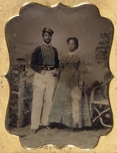 Strażak z panną młodą, ok. 1860 (blaszany ćwierćtalerz, ręcznie barwiony ze złoconymi refleksami, skóra) autorstwa American Photographer