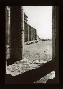 Dziedziniec świątyni Hatszepsut, Deir El-Bahri (zjeżdżalnia z latarnią) autorstwa American Photographer