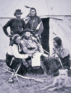 Generał George A. Custer (1839-76) ze swoimi indiańskimi zwiadowcami podczas wyprawy Yellowstone w 1873 r. autorstwa American Photographer