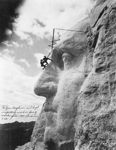 Gutzon Borglum podczas inspekcji prac na Waszyngtonie w Mount Rushmore, 1932 autorstwa American Photographer