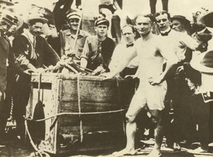 Harry Houdini opuszczany do skutej lodem rzeki Detroit w 1907 r. (zdjęcie czarno-białe) autorstwa American Photographer