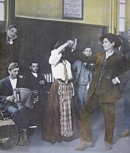 Imigranci w tańcu ludowym na Ellis Island, New York Harbor autorstwa American Photographer