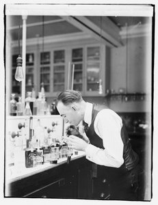 Urząd Skarbowy Chemik G.F. Beyer autorstwa American Photographer