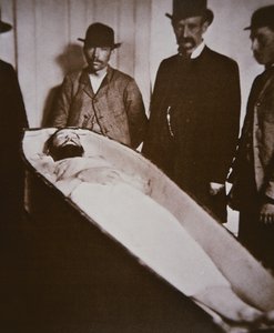 Jesse James w swojej trumnie po zastrzeleniu w 1882 roku (zdjęcie czarno-białe)