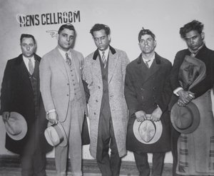 Joe Aiello (1891-1930) ze swoimi poplecznikami w areszcie policyjnym autorstwa American Photographer