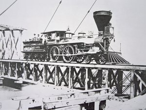 Lokomotywa US Military Railroads (Union Army) przekraczająca estakadę nad rzeką Potomac (zdjęcie czarno-białe) autorstwa American Photographer