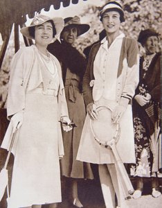 Pani Helen Wills Moody (po prawej), amerykańska mistrzyni tenisa, spotyka się z księżną Yorku w All-England Club na Wimbledonie podczas mistrzostw tenisa ziemnego w 1935 roku (zdjęcie czarno-białe) autorstwa American Photographer