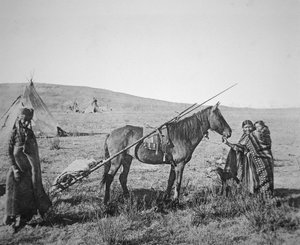 Rdzenni Amerykanie Cree z zachodniej Kanady, c.1890 (zdjęcie czarno-białe) autorstwa American Photographer