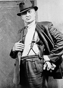 Detektyw nowojorskiej policji, c.1920 (zdjęcie czarno-białe) autorstwa American Photographer