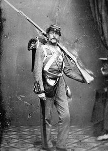 Milicjant stanu Nowy Jork z karabinem-muszkietem perkusyjnym (zdjęcie czarno-białe) autorstwa American Photographer