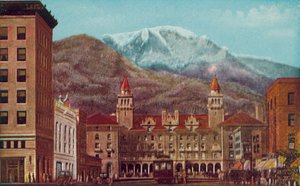 Pikes Peak Avenue, Colorado Springs, Kolorado, Pikes Peak w oddali (zdjęcie kolorowe) autorstwa American Photographer