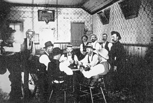 Gra w karty w zachodnim saloonie, ok. 1900 r. (zdjęcie czarno-białe) autorstwa American Photographer