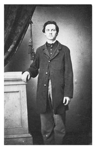 Portret młodego mężczyzny (zdjęcie czarno-białe) autorstwa American Photographer