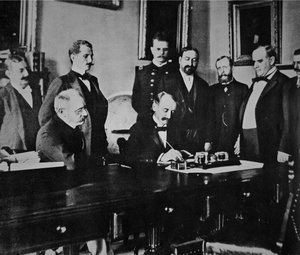 Prezydent William Mckinley (1843-1901) jest świadkiem podpisania protokołu pokojowego kończącego wojnę z Hiszpanią autorstwa American Photographer