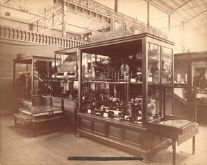 Ekspozycja Rudolpha Koenigsa, Aparat Filozoficzny, Wystawa Główna, Międzynarodowa Wystawa Stulecia, Filadelfia, 1876 (odbitka srebrna) autorstwa American Photographer
