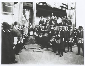 Schomburg wśród masonów i Odd Fellows przy wmurowaniu kamienia węgielnego pod świątynię jońską autorstwa American Photographer