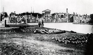 Południowa strona Zagłębia Kanału, Richmond, Wirginia, kwiecień 1865 (zdjęcie czarno-białe) autorstwa American Photographer