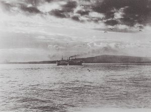 Parowiec Oshkosh wypływający z Long Beach w swój dziewiczy rejs (zdjęcie czarno-białe) autorstwa American Photographer