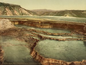 Summit Basin, Mammoth Hot Spring, Park Narodowy Yellowstone, c.1898 (fotochrom) autorstwa American Photographer