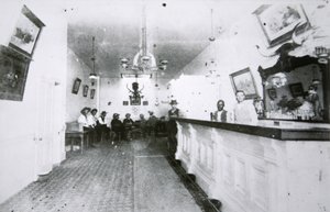 Salon Long Branch, Dodge City, Kansas, ok. 1880 (zdjęcie czarno-białe) autorstwa American Photographer